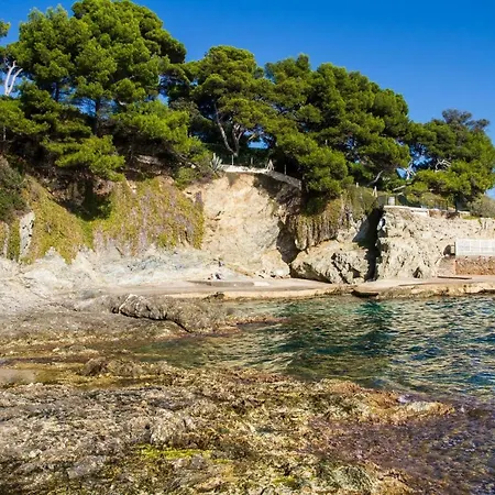 Le Cube Design A Avec Piscine Et Cuisine Pensionat 4*