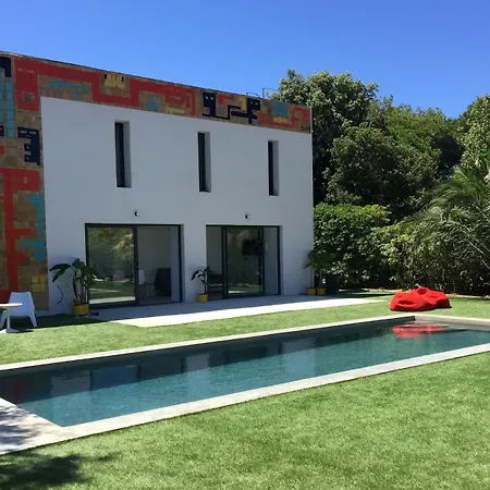 Le Cube Design A Avec Piscine Et Cuisine 게스트하우스 4*