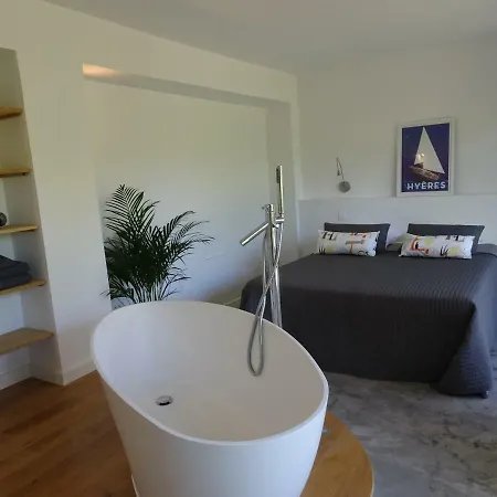 Le Cube Design A Avec Piscine Et Cuisine Pensionat Hyères